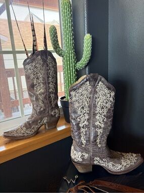 Embroidered Brown & Cream Cowboy Boots